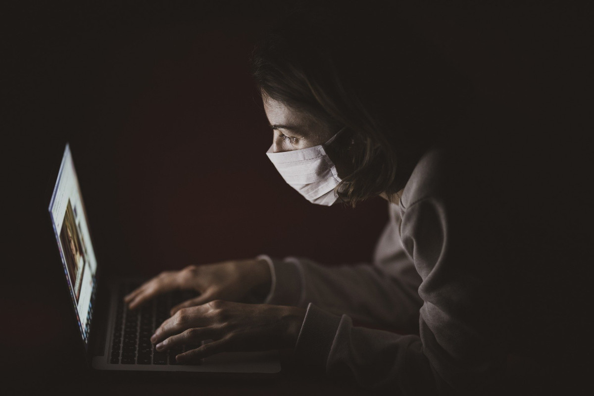 A work from home employee wears a mask in the confines of their apartment during the corona virus pandemic. Pixabay Contributor Engin Akyurt